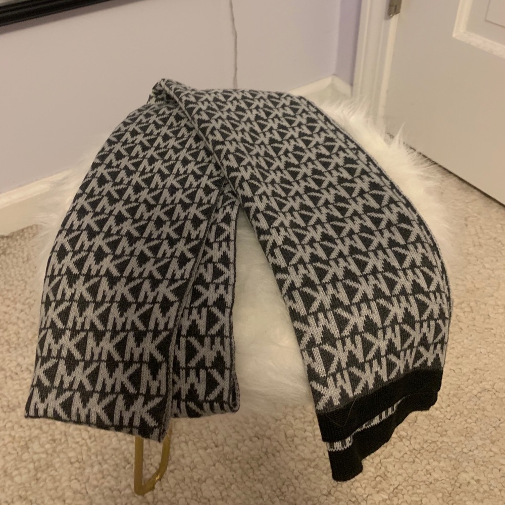 MICHAEL KORS NAVY BLUE SCARF